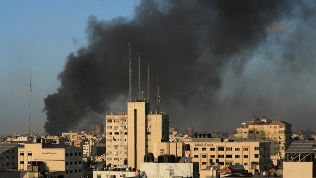 Stoupající dým při pokračující izraelské pozemní ofenzivě ve městě Gaza (ilustrační foto)