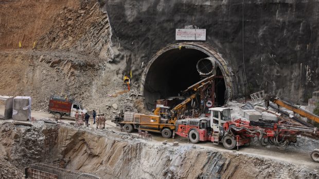 Záchranné operace po uvíznutí dělníků v tunelu v Uttarkashi