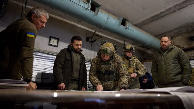 Ukrajinský prezident Volodymyr Zelenskyj navštívil vojáky v Kupiansku