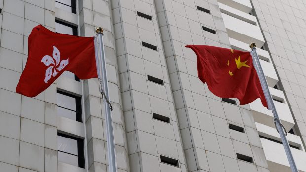 Čínská a hongkongská vlajka před nejvyšším soudem v Hongkongu
