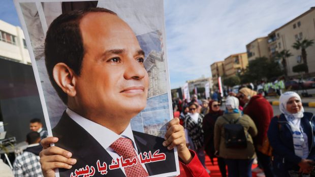 Obrázek egyptského prezidenta Abdala Fattáha Sísí v první den prezidentských voleb v Káhiře