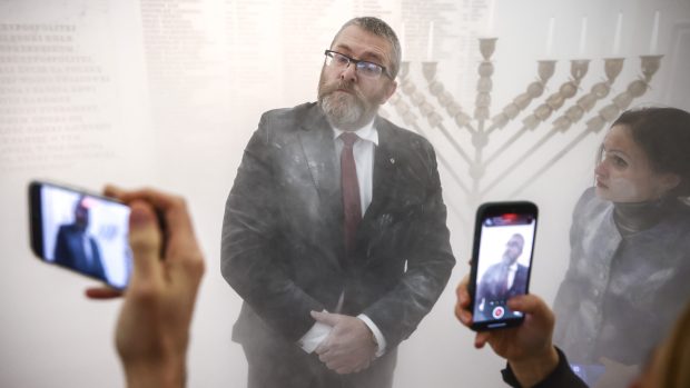 Polský poslanec Grzegorz Braun, který uhasil židovský devítiramenný svícen