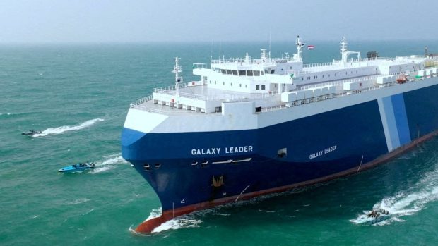 Nákladní loď Galaxy Leader je na této fotografii doprovázena húsíové čluny v Rudém moři