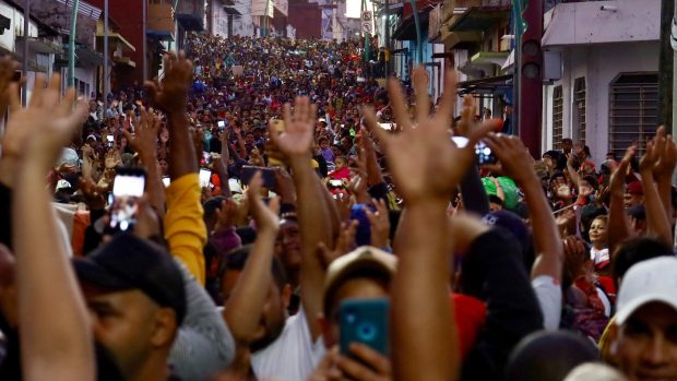 Migranti v karavaně opouštějí město Tapachula