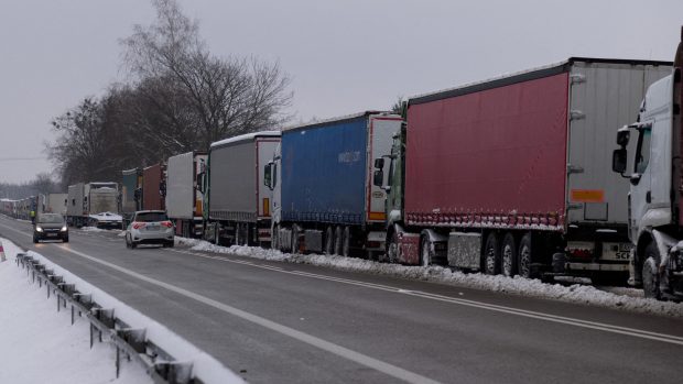 Kolona kamionů na hranicích u polské obce Dorohusk na prosincovém snímku