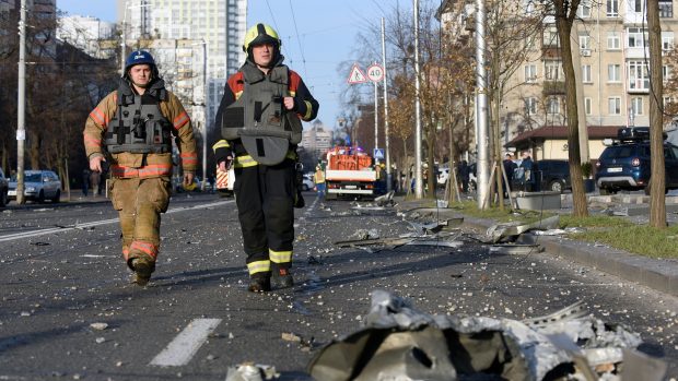 Záchranáři v Kyjevě 29. prosince poté, co Rusko provedlo jeden z největších leteckých úderů na Ukrajinu od začátku války