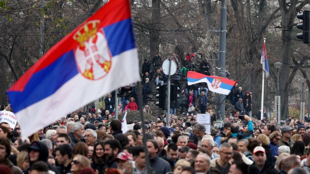 Opozice tvrdí, že k volbám v Bělehradu byli sváženi Srbové ze sousední Bosny a Hercegoviny