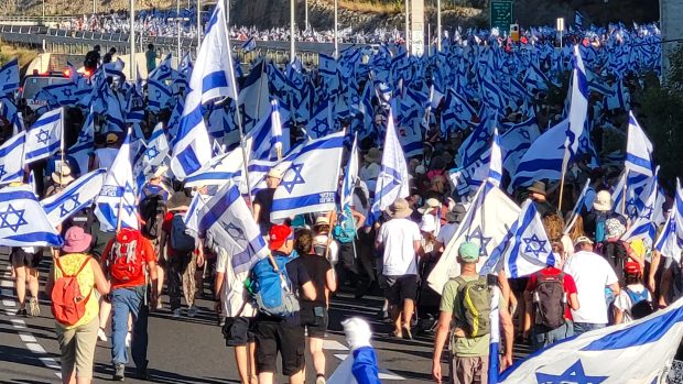 Zástup protestujících s izraelskými vlajkami se táhl několik kilometrů