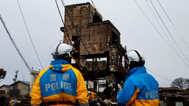 Záchranné práce ve městě Wajima. Ulice Asaichi-dori po zemětřesení vyhořela