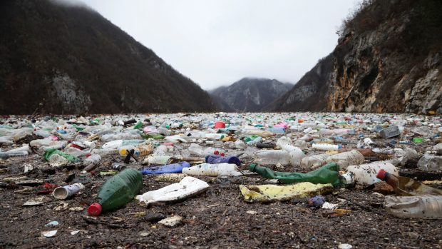 Tuny plovoucích odpadků, převážně plastových lahví, ohrožují místní ekonomiku založenou na cestovním ruchu a panují také obavy z dopadu na lidské zdraví