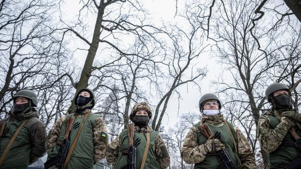 Dobrovolníci, kteří chtějí do ukrajinských ozbrojených sil, se účastní základního výcviku v Kyjevské oblasti