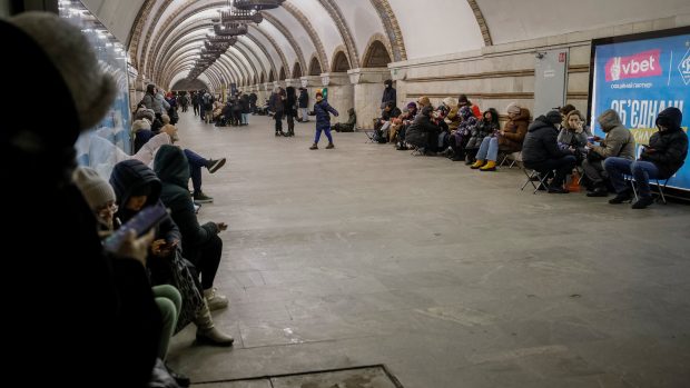 Lidé se ukrývají ve stanici kyjevského metra během leteckého poplachu