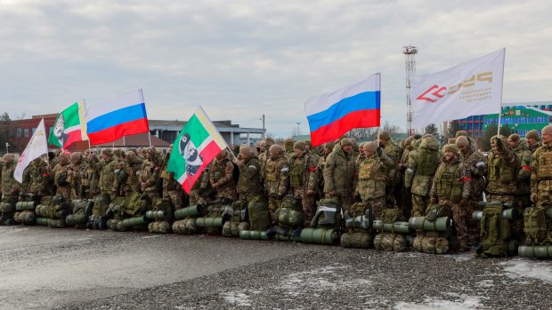 Dobrovolníci, kteří vstoupili do ruských ozbrojených sil a absolvovali vojenský výcvik v Čečensku, se řadí na letišti v Grozném