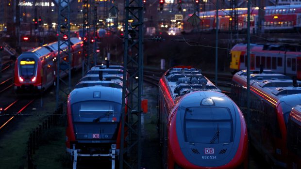 Pohled na vlaky před hlavním nádražím v době, kdy německý odborový svaz strojvedoucích GDL zahájil šestidenní stávku kvůli mzdovému sporu s provozovatelem železnic Deutsche Bahn poté, co odmítl novou tarifní nabídku
