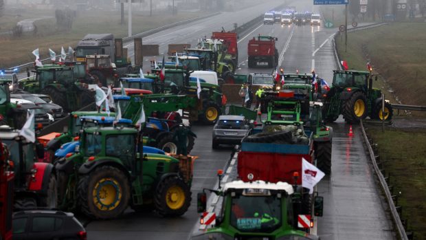 Francouzští zemědělci traktory blokují silnici