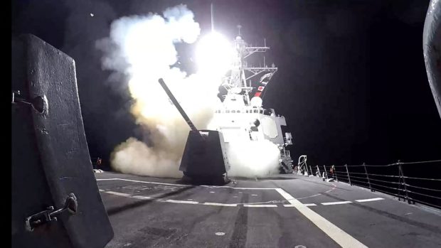 Vypálení střely proti Húsíjským vojenským cílům z lodě amerického námořnictva