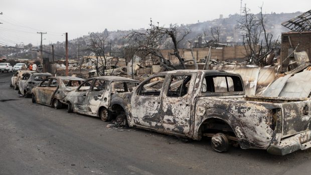Ohořelé zbytky domů a aut v chilském městě Viňa del Mar