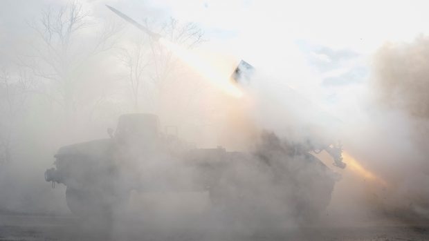 Ukrajinští vojáci 59. samostatné motorizované pěší brigády Ozbrojených sil Ukrajiny pálí z raketometu BM-21 Grad na ruské vojáky poblíž frontové linie uprostřed ruského útoku na Ukrajinu na neznámém místě v Doněcké oblasti