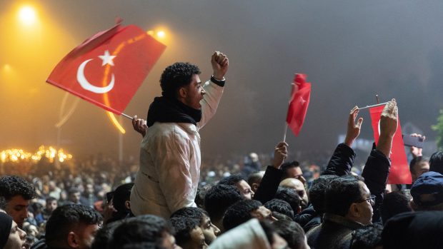 Lidé v oblasti Hatay protestují proti vládním představitelům při ročním výročí zemětřesení v Turecku