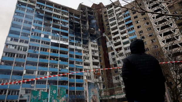 Budova poničená při ruském leteckém útoku na Kyjev