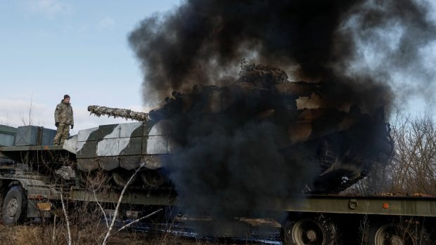 Ukrajinská armáda připravuje jeden ze svých tanků k opravám