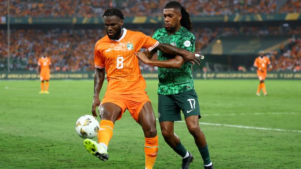 Souboj ve finále Afrického poháru národů mezi Franckem Kessiem z Pobřeží slonoviny a Alexem Iwobim z Nigérie