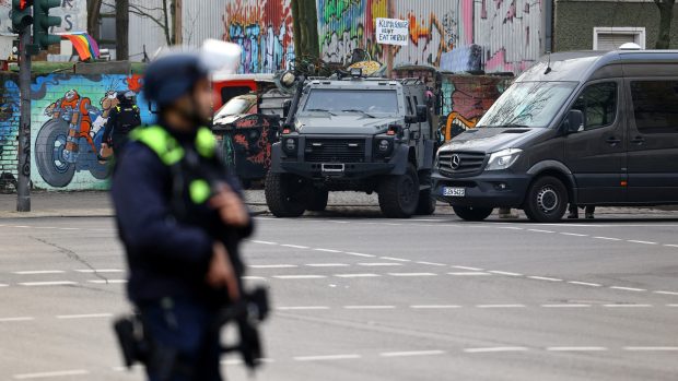 Policie zajišťuje prostor při pátrání po dlouho hledaných členech německé militantní skupiny Frakce Rudé armády