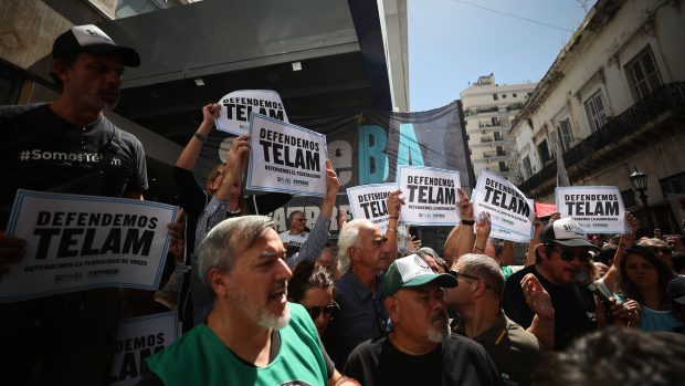 Protesty zaměstnanců v Argentině kvůli uzavření tiskové agentury Telam
