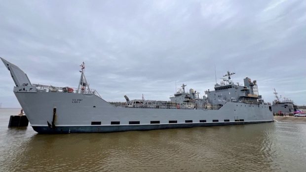 Loď Americké armády s humanitární pomocí na cestě do Gazy