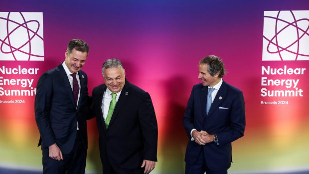 Na jaderný summit dorazil i maďarský premiér Viktor Orbán (uprostřed). Vítá se s belgickým premiérem Alexanderem De Crooem a šéfem Mezinárodní agentury pro atomovou energii Rafaelem Mariano Grossim
