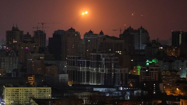 Výbuch rakety na obloze nad městem během ruského raketového útoku uprostřed ruského útoku na Ukrajinu, Kyjev, Ukrajina 24. března 2024