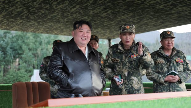 Severokorejský vůdce Kim Čong-un na inspekci tankové jednotky