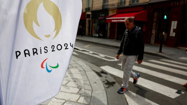 Vlajka s logem pařížské olympiády vlaje v ulicích hlavního města Francie