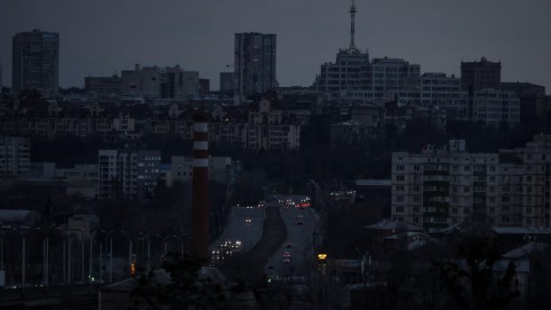 Pohled na centrum Charkova bez elektřiny poté, co kritickou civilní infrastrukturu zasáhly ruské raketové útoky během ruské invaze na Ukrajinu, 26. března 2024