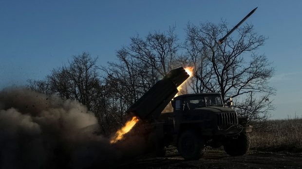 Ukrajinští vojáci odpalují raketový systém BM-21 Grad směrem k ruským jednotkám v Doněcké oblasti