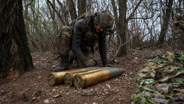 Voják 12. brigády speciálních sil Azov Národní gardy Ukrajiny podepisuje náboje pro houfnici na pozici ve frontové linii uprostřed ruského útoku na Ukrajinu v Doněcké oblasti na Ukrajině 5. dubna 2024