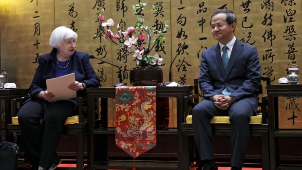 Americká ministryně financí Janet Yellenová se účastní setkání se starostou Pekingu Yin Yongem v Pekingu 7. dubna 2024