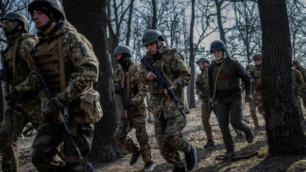 Dobrovolníci, kteří usilují o vstup do 3. samostatné útočné brigády ukrajinských ozbrojených sil, se účastní základního vojenského výcviku v Kyjevské oblasti