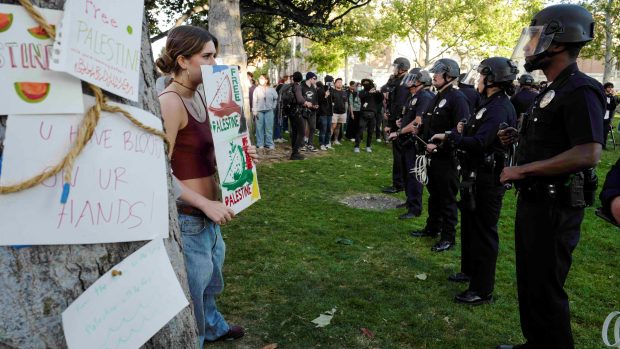 Policie obklopuje studenty protestující na podporu Palestinců na Univerzitě v Jižní Kalifornie
