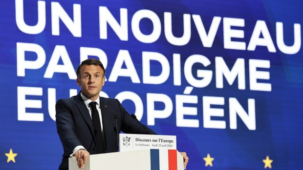 Francouzský prezident Emmanuel Macron ve svém projevu navrhl vytvoření evropské obranné akademie nebo koordinaci boje proti kybernetickým hrozbám