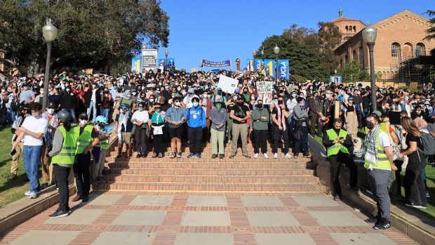 S protesty na podporu Palestinců se potýkají univerzity napříč Spojenými státy, někde přerůstají v násilné potyčky. Studenti se shromáždili třeba v areálu  Kalifornské univerzity v Los Angeles