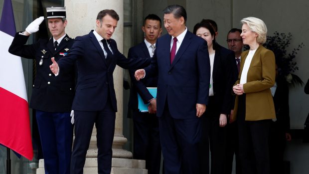 Zleva francouzský prezident Emmanuel Macron, čínský prezident Si a šéfka Evropské komise Ursula von der Leyenová