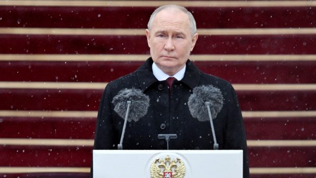 Ruský prezident Vladimir Putin si prohlíží čestnou stráž prezidentského pluku po své inauguraci v Kremlu v Moskvě 7. května 2024