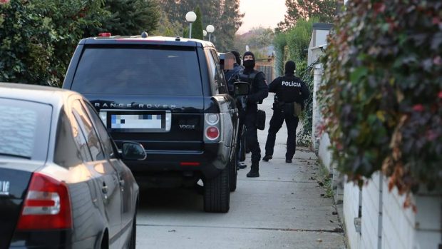 Slovenská policie zasahuje na 20 místech.