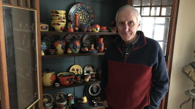Jídelna v domě Roberta Mrazka s keramikou jeho dědečka