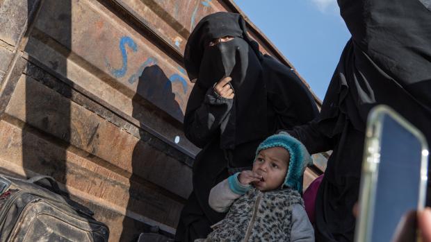 Ženy a děti z Islámského státu odjíždějí do uprchlického tábora al-Hol