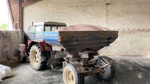 Traktor s hnojivem