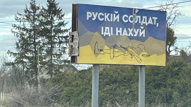 Válečné billboardy jsou všudypřítomné