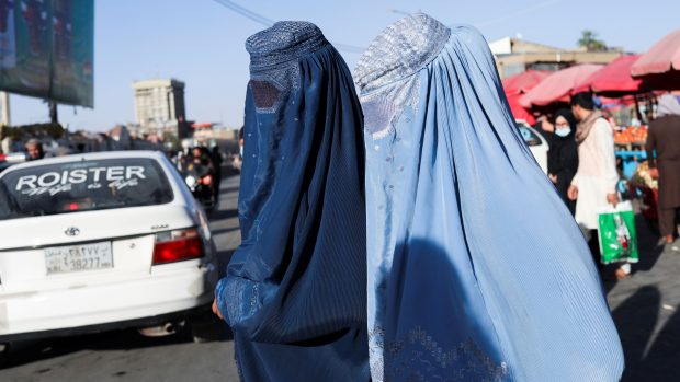 S návratem vlády Tálibánu se vrátil i velmi konzervativní styl oblékaní, ženy musí často nosit burku zakrývající celý obličej