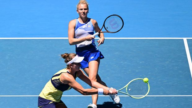 Barbora Krejčíková a Kateřina Siniaková v semifinálovém zápase Australian Open